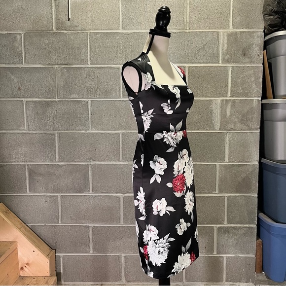 White House Black Market sleeveless dress. - Picture 3 of 12